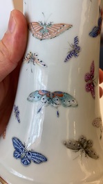 Vase de forme bouteille en porcelaine de Chine famille rose &agrave; d&eacute;cor de papillons, marque et &eacute;poque de Guangxu