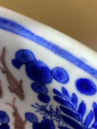 Plat en porcelaine de Chine en bleu, blanc et rouge de cuivre &agrave; d&eacute;cor de poissons et d'un crabe, Kangxi