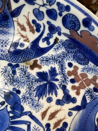 Plat en porcelaine de Chine en bleu, blanc et rouge de cuivre &agrave; d&eacute;cor de poissons et d'un crabe, Kangxi