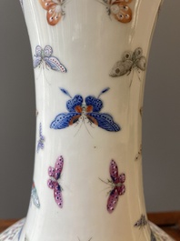 Vase de forme bouteille en porcelaine de Chine famille rose &agrave; d&eacute;cor de papillons, marque et &eacute;poque de Guangxu