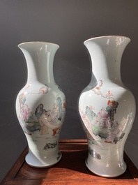 Paire de vases en porcelaine de Chine famille rose &agrave; d&eacute;cor d'un musicien qui joue le qin, marque de Qianlong, R&eacute;publique