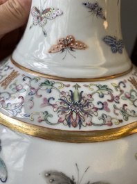 Vase de forme bouteille en porcelaine de Chine famille rose &agrave; d&eacute;cor de papillons, marque et &eacute;poque de Guangxu