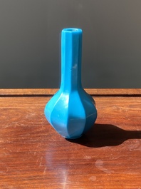 Vase de forme bouteille &agrave; facettes en verre de P&eacute;kin en bleu turquoise, Chine, marque et &eacute;poque de Qianlong