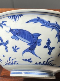 Bol en porcelaine de Chine en bleu et blanc &agrave; d&eacute;cor de carpes, marque de Chenghua, Kangxi