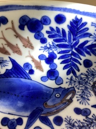 Plat en porcelaine de Chine en bleu, blanc et rouge de cuivre &agrave; d&eacute;cor de poissons et d'un crabe, Kangxi