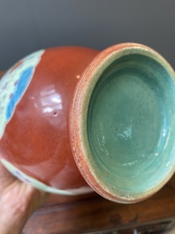 Paire de vases en porcelaine de Chine famille rose &agrave; fond corail &agrave; d&eacute;cor de gar&ccedil;ons jouant, 18/19&egrave;me
