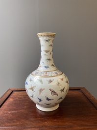 Vase de forme bouteille en porcelaine de Chine famille rose &agrave; d&eacute;cor de papillons, marque et &eacute;poque de Guangxu