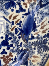 Plat en porcelaine de Chine en bleu, blanc et rouge de cuivre &agrave; d&eacute;cor de poissons et d'un crabe, Kangxi