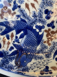 Plat en porcelaine de Chine en bleu, blanc et rouge de cuivre &agrave; d&eacute;cor de poissons et d'un crabe, Kangxi