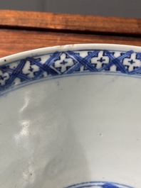 Bol en porcelaine de Chine en bleu et blanc &agrave; d&eacute;cor des 'huit immortels', marque et &eacute;poque de Wanli