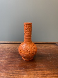 Vase de forme bouteille en verre de P&eacute;kin en rouge de corail, marque et probablement &eacute;poque de Daoguang
