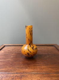 Vase de forme bouteille en verre de P&eacute;kin de couleur ambre tachet&eacute;, Chine, marque et &eacute;poque de Xianfeng