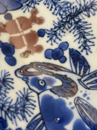 Plat en porcelaine de Chine en bleu, blanc et rouge de cuivre &agrave; d&eacute;cor de poissons et d'un crabe, Kangxi