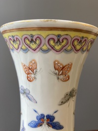 Vase de forme bouteille en porcelaine de Chine famille rose &agrave; d&eacute;cor de papillons, marque et &eacute;poque de Guangxu