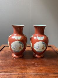 Paire de vases en porcelaine de Chine famille rose &agrave; fond corail &agrave; d&eacute;cor de gar&ccedil;ons jouant, 18/19&egrave;me