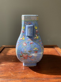 Vase de forme 'fanghu' en porcelaine de Chine famille rose sur fond bleu, marque et &eacute;poque de Guangxu