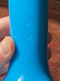 Vase de forme bouteille en verre de P&eacute;kin bleu turquoise, Chine, marque et &eacute;poque de Qianlong