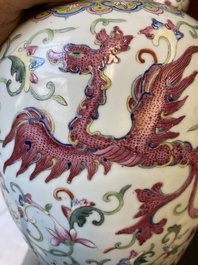 Paire de pots couverts en porcelaine de Chine famille rose &agrave; d&eacute;cor de ph&eacute;nix, marque de Ji Xiang Ru Yi 吉祥如意, 19&egrave;me