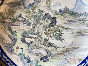 Paire de coupes en &eacute;maux de Canton du type 'Master of the rocks', Yongzheng/Qianlong
