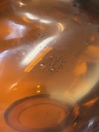 Een zeldzame Chinese flesvormige vaas in amberkleurig translucent Peking glas, Qianlong merk en periode