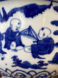 Grand et rare bol en porcelaine de Chine en bleu et blanc &agrave; d&eacute;cor des '100 gar&ccedil;ons', marque et &eacute;poque de Jiajing