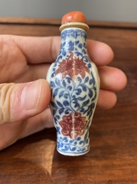 Een Chinese blauw-witte en koperrode snuiffles, Yongzheng merk en periode