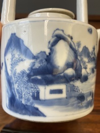 Th&eacute;i&egrave;re en porcelaine de Chine en bleu et blanc &agrave; d&eacute;cor d'un paysage raffin&eacute;, marque de Chenghua, Kangxi