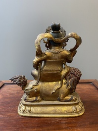 Statuette de Vaishravana sur son lion bouddhiste en bronze dor&eacute;, Sino-Tibet, probablement 17&egrave;me