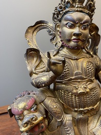 Statuette de Vaishravana sur son lion bouddhiste en bronze dor&eacute;, Sino-Tibet, probablement 17&egrave;me