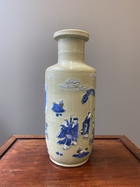 Vase de forme rouleau en porcelaine de Chine en bleu, blanc et rouge de cuivre sur fond c&eacute;ladon, Kangxi