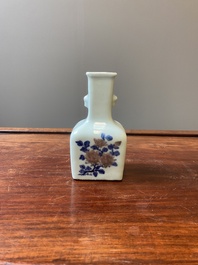 Petit vase de forme bouteille en porcelaine de Chine en bleu, blanc et rouge de cuivre &agrave; fond celadon, marque et &eacute;poque de Qianlong