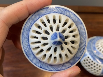 Paire de th&eacute;i&egrave;res ajour&eacute;es et aux double parois en porcelaine de Chine en bleu et blanc, &eacute;poque Transition