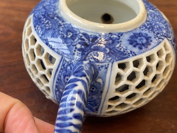 Paire de th&eacute;i&egrave;res ajour&eacute;es et aux double parois en porcelaine de Chine en bleu et blanc, &eacute;poque Transition