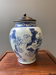 Grand vase en porcelaine de Chine en bleu et blanc &agrave; d&eacute;cor d'immortels, &eacute;poque Transition