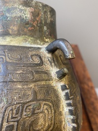 Exceptionnel r&eacute;cipient couvert &agrave; vin rituel en bronze archa&iuml;que de type You (卣), dynastie Shang, p&eacute;riode Yinxu