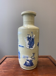 Vase de forme rouleau en porcelaine de Chine en bleu, blanc et rouge de cuivre sur fond c&eacute;ladon, Kangxi