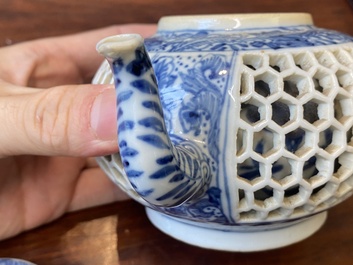 Paire de th&eacute;i&egrave;res ajour&eacute;es et aux double parois en porcelaine de Chine en bleu et blanc, &eacute;poque Transition