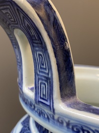Grand br&ucirc;le-parfum tripod en porcelaine de Chine en bleu et blanc &agrave; d&eacute;cor 'bajixiang' et de rinceaux de lotus, Qianlong