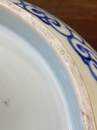 Grand et rare bol en porcelaine de Chine en bleu et blanc &agrave; d&eacute;cor des '100 gar&ccedil;ons', marque et &eacute;poque de Jiajing