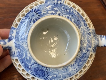 Paire de th&eacute;i&egrave;res ajour&eacute;es et aux double parois en porcelaine de Chine en bleu et blanc, &eacute;poque Transition