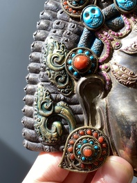 Grand masque de 'Bhairava' en argent filigran&eacute; et incrust&eacute; de pierres semi-pr&eacute;cieuses, Tibet ou N&eacute;pal, 19&egrave;me