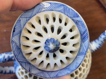 Paire de th&eacute;i&egrave;res ajour&eacute;es et aux double parois en porcelaine de Chine en bleu et blanc, &eacute;poque Transition