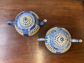 Paire de th&eacute;i&egrave;res ajour&eacute;es et aux double parois en porcelaine de Chine en bleu et blanc, &eacute;poque Transition