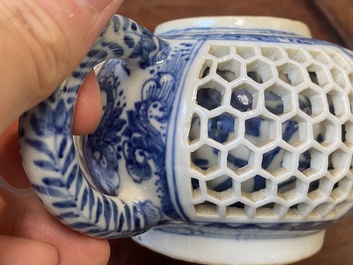 Paire de th&eacute;i&egrave;res ajour&eacute;es et aux double parois en porcelaine de Chine en bleu et blanc, &eacute;poque Transition