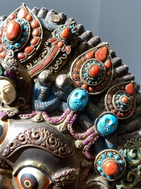 Grand masque de 'Bhairava' en argent filigran&eacute; et incrust&eacute; de pierres semi-pr&eacute;cieuses, Tibet ou N&eacute;pal, 19&egrave;me