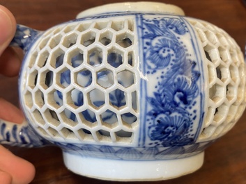 Paire de th&eacute;i&egrave;res ajour&eacute;es et aux double parois en porcelaine de Chine en bleu et blanc, &eacute;poque Transition