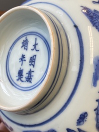 Bol en porcelaine de Chine en bleu et blanc &agrave; d&eacute;cor des 'huit immortels', marque et &eacute;poque de Jiajing