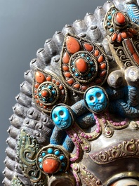 Grand masque de 'Bhairava' en argent filigran&eacute; et incrust&eacute; de pierres semi-pr&eacute;cieuses, Tibet ou N&eacute;pal, 19&egrave;me