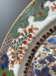 Tr&egrave;s grand plat en porcelaine de Chine en bleu et blanc surd&eacute;cor&eacute; en Angleterre &agrave; d&eacute;cor d'animaux mythiques, Qianlong