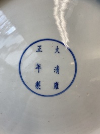 Grand plat en porcelaine de Chine famille rose &agrave; d&eacute;cor d'une chasse au tigre, marque de Yongzheng, R&eacute;publique